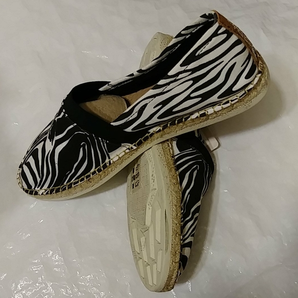 Zebra Pattern Slip On Flat Shoes - Picture 5 of 9